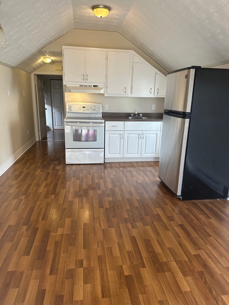 1 Bedroom loft style unit available immediately! 925 Long Term