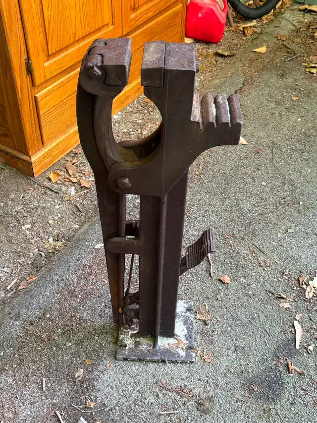 Vintage A B Jardine Farrier number 2 foot vise circa 1870 in Arts & Collectibles in Hamilton - Image 7