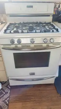 FrigIdaire 30" Self Cleaning White Gas Range