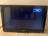 32” Phillips Tv with wall mount 
