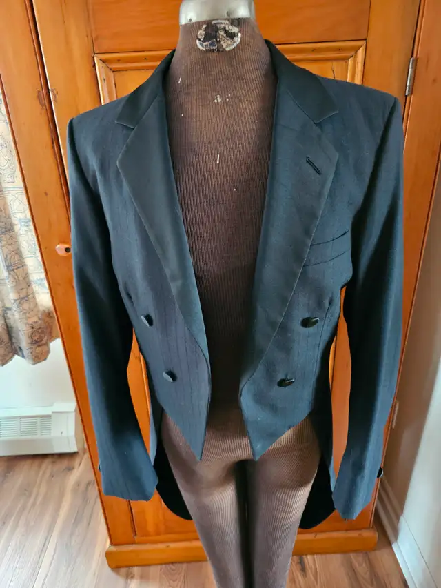 Vintage men's tail coat in Arts & Collectibles in City of Halifax - Image 3