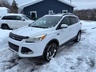 Looking to sell my 2013 Ford Escape. 257,063km Inspected untill May/26 Summer rims and tires include...