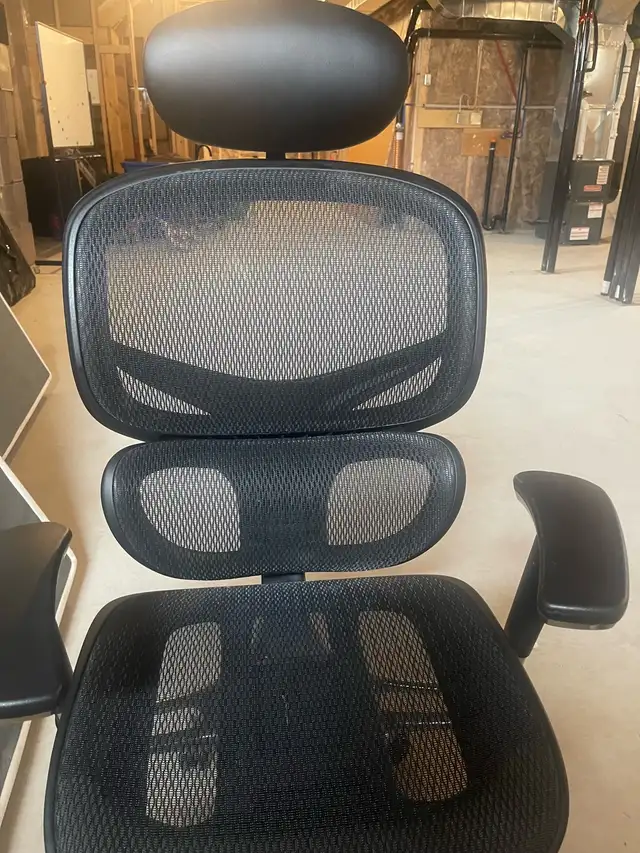 ErgoMax Mesh Office Chair w/ Headrest – Like New ($499 Retail) in Chairs & Recliners in Kingston - Image 2
