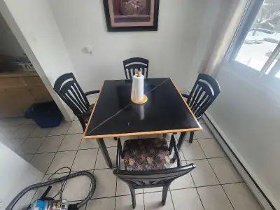 Table avec chaises, View more