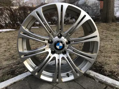 2x BMW Style 220 "10 Twin-Spoke” 18” Mags en bonne condition. Ces mags sont parfaits pour touts les...