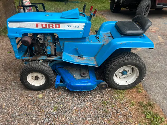 LGT 120 Ford mowing tractor, Classic. in Lawnmowers & Leaf Blowers in Saint John - Image 2