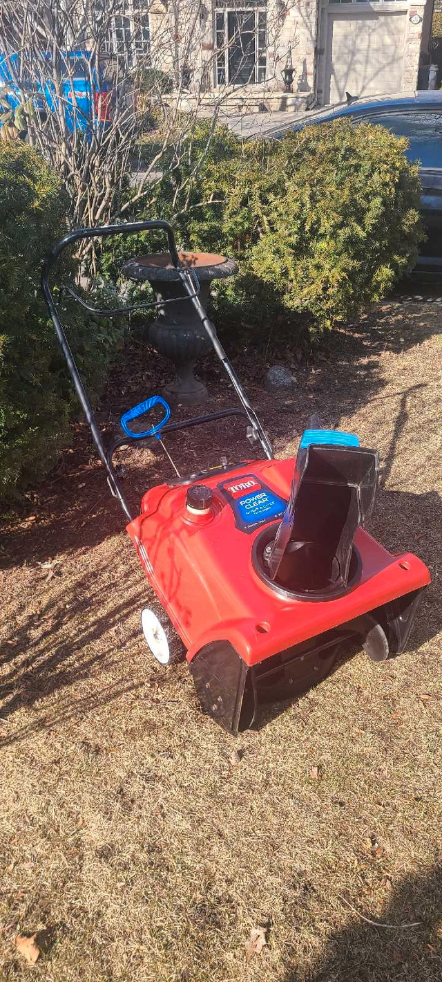 TORO Snowblower - 2 Stroke, Excellent Condition! in Snowblowers in City of Toronto - Image 2