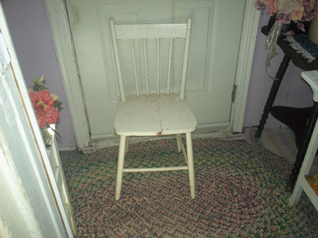 chaise et table dans Art et objets de collection  à Rimouski / Bas-St-Laurent