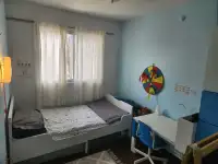 Chambre enfant ikea lit avec matelas,armoire et bureau