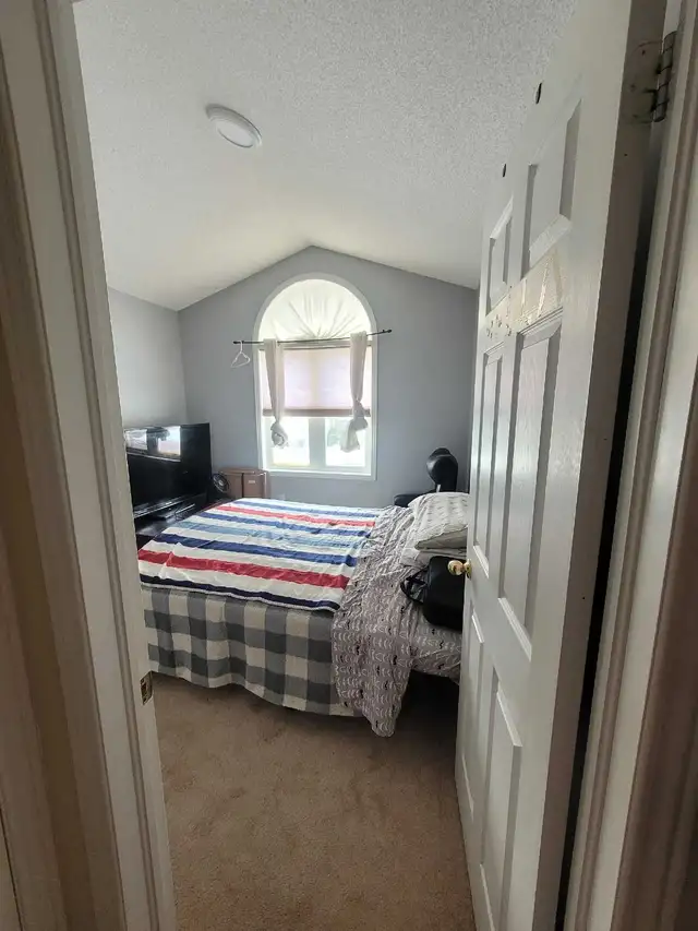 room for rent in Room Rentals & Roommates in Oshawa / Durham Region - Image 3