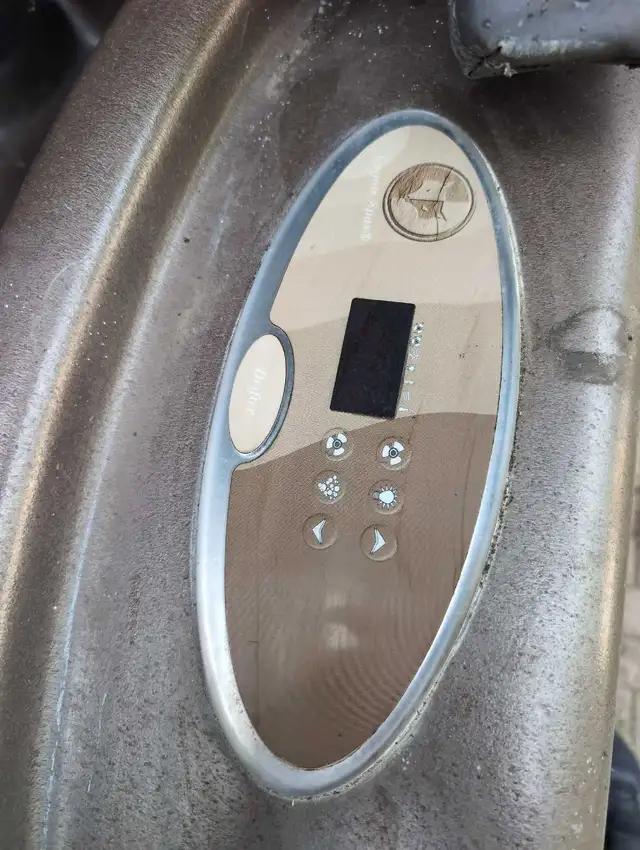 Hot Tub For Sale in Hot Tubs & Pools in Kitchener / Waterloo - Image 4
