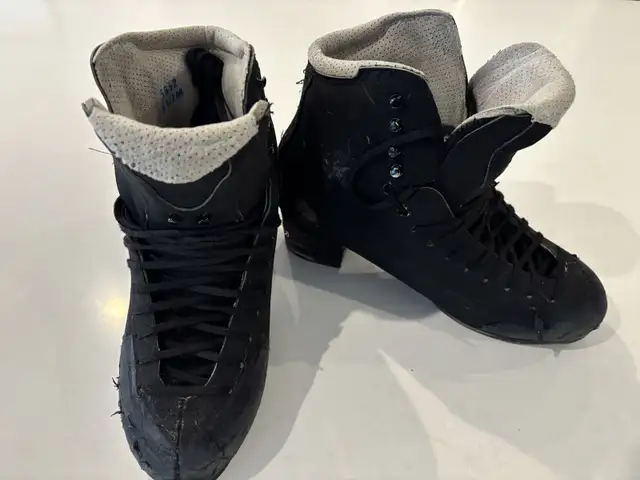Jackson Ultima Men’s Supreme 5852 Figure Skating boot - 6.5 in Skates & Blades in Calgary - Image 2