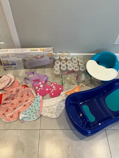 Plusieurs articles pour bébé à vendre. Bassinette, barrière pour le lit, biberons, siège avec tablet...