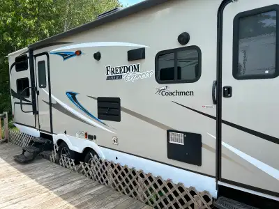2018 Coachmen Freedom Express 287BHDS 32' 10" Full queen bedroom, double over double bunk beds. Larg...