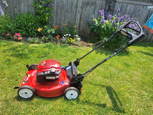 Toro personal pace 22 inch cut lawnmower in Lawnmowers & Leaf Blowers in Ottawa - Image 2