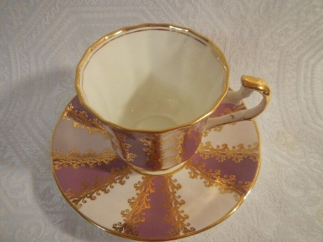 Elizabethan tea cup and saucer fine bone china England from 40's dans Art et objets de collection  à Ville de Montréal - Image 2