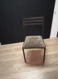 Chaise de métal avec coussin