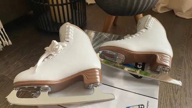 EUC Jackson Mystique Ice Figure Skates-Womens/Youth Girls Size 4 in Skates & Blades in Ottawa - Image 4