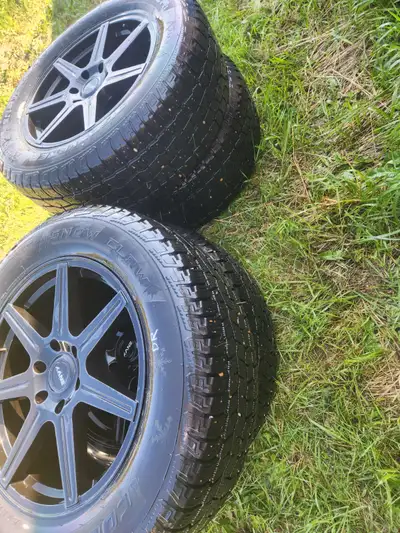 275 60 R 20 snow clow winter rims and tires. Bought at GMC/CHEVRIOLET dealership. 6x139.7mm or 6x5.5...