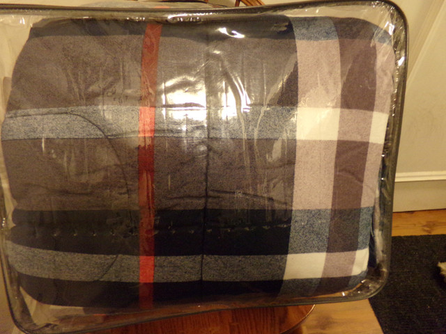 NEW !  OLIVER " PLUS "  QUEEN  3  PIECE  FLANNEL  COMFORTER  SET in Bedding in Kingston - Image 3