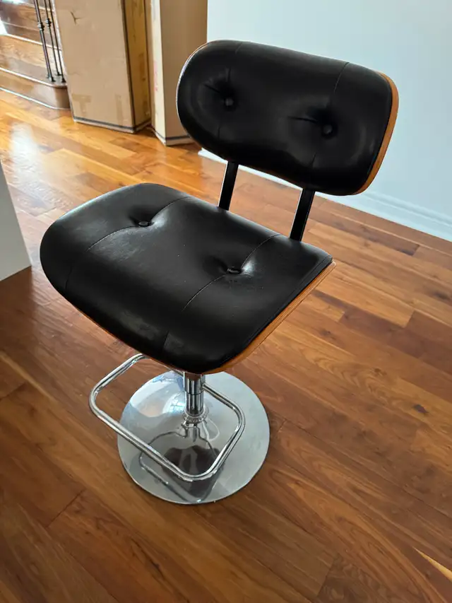 Black leather swinging bar stool in Chairs & Recliners in Mississauga / Peel Region - Image 3