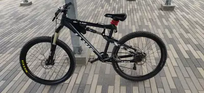 Jamis Dakar XLT medium sized mountain bike in excellent and fully serviced condition with new parts...
