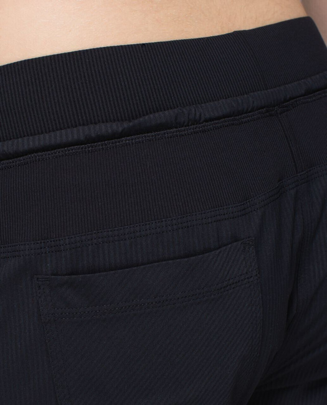 LULULEMON STREET TO STUDIO PANT UNLINED 25" BLACK SIZE 10 in Women's - Bottoms in City of Toronto - Image 4