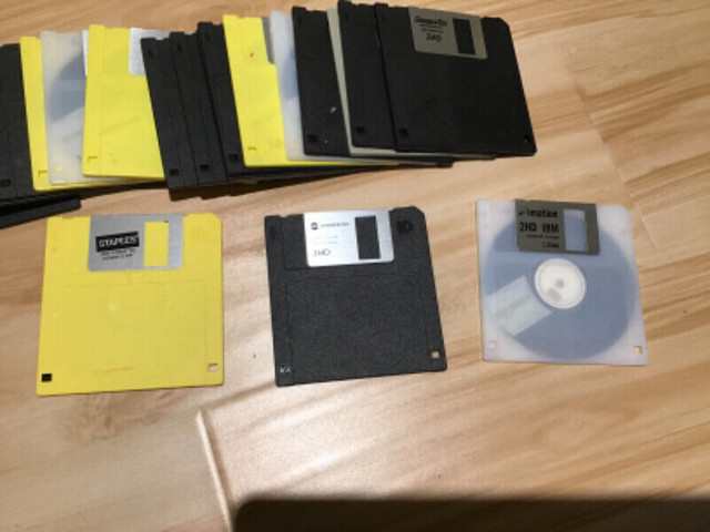 Floppy Disks 2HD   1.44mb. Twenty in Flash Memory & USB Sticks in Ottawa - Image 2