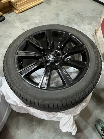 21 Inch OEM Range Rover Sport (2022), including TPMS sensors. Tires installed in 2025, Nokian Tyres...