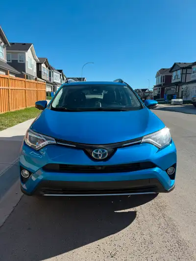 Top-of-the-line Limited trim with all the bells and whistles! Fuel-efficient hybrid powertrain - sav...