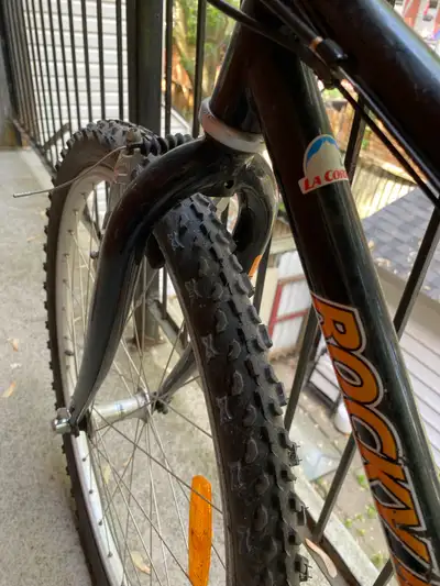 Vélo enfant 18 vitesse Roky mountain roule très bien très bon freins vitesses fonctionne bien aussi...