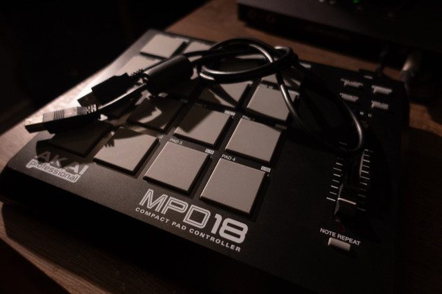 Akai MPD18 Compact MIDI Pad Controller dans Matériel audio professionnel  à Longueuil/Rive Sud - Image 2