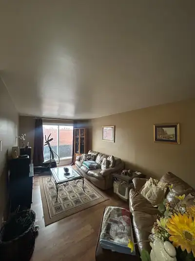 À louer – Superbe 4 ½ à Longueuil L’appartement se situe au deuxième étage d’un cinqplex à l’archite...