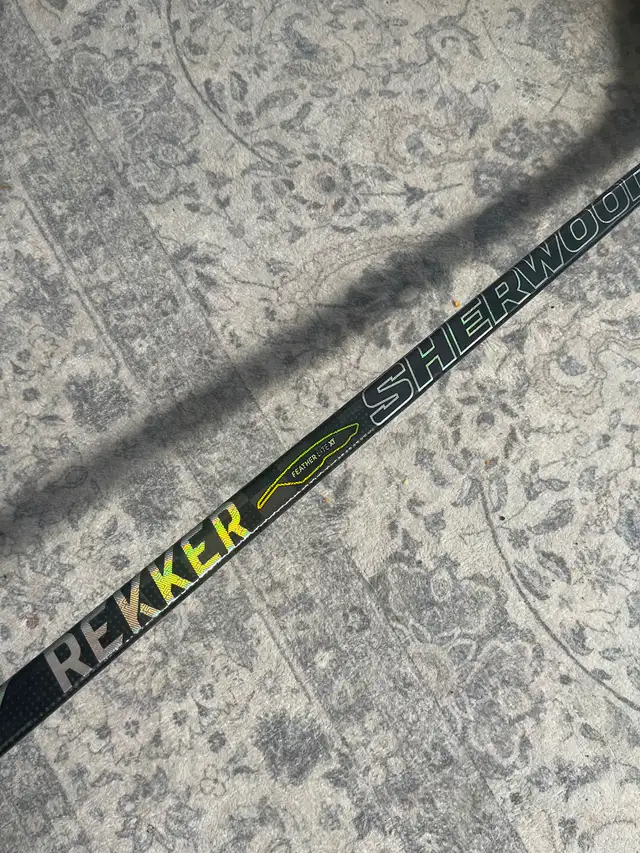 Sherwood Rekker Morph Pro Youth Hockey Stick Right Handed 20 Flx in Hockey in Guelph - Image 5