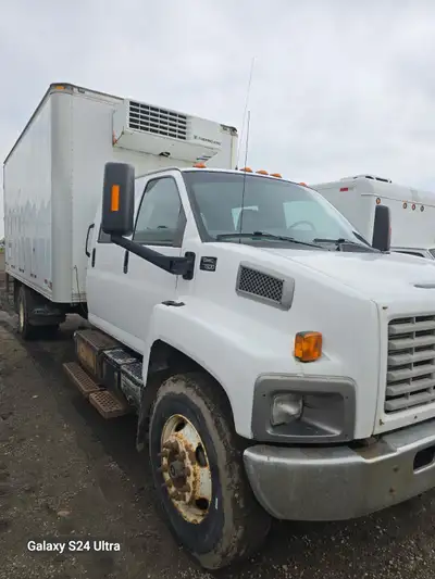 Selling a 2006 GMC C7500 Cube Van, a durable and dependable medium-duty work truck ideal for deliver...