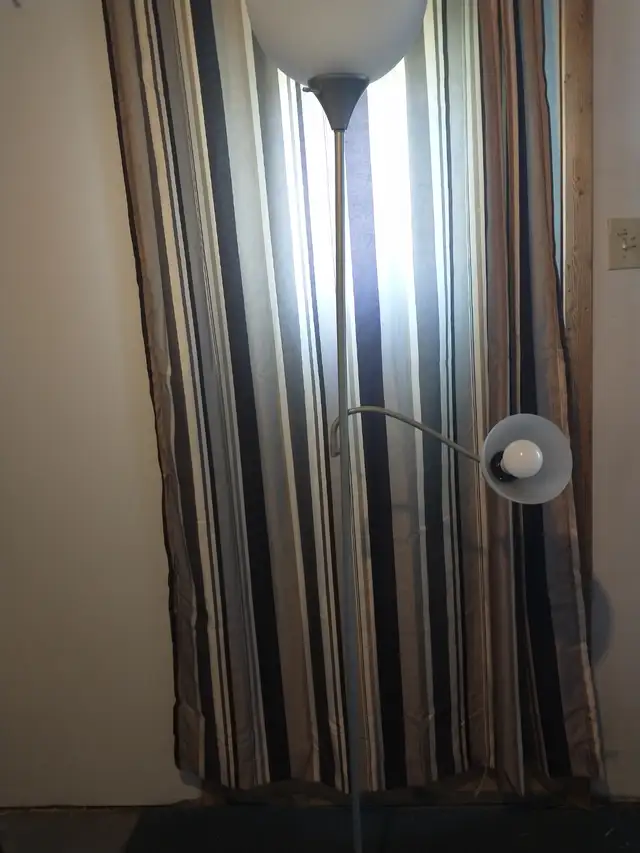 floor lamp in Indoor Lighting & Fans in Markham / York Region - Image 2
