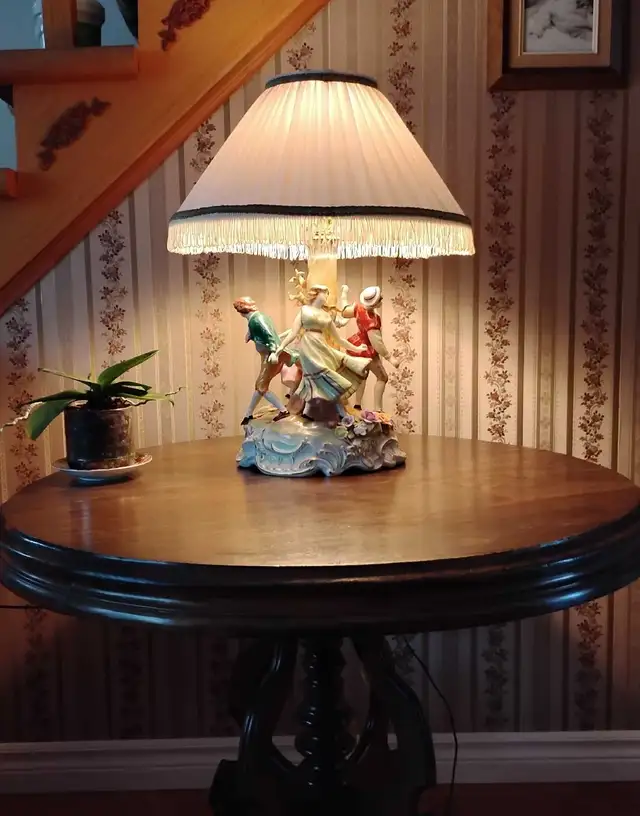 lampe antique porcelaine allemande in Indoor Lighting & Fans in Longueuil / South Shore - Image 5