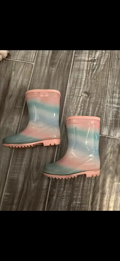 Carters Size 8 Rainboots