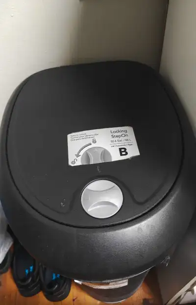 Trash bin 48L (Step on with lock), View more