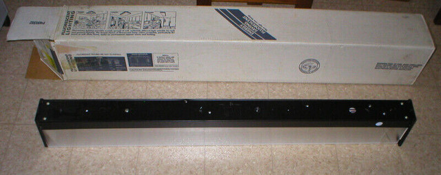 LUMINAIRE FIXTURE 48 POUCES POUR 2xT8 32 WATTS NEUVE NEW dans Éclairage intérieur et plafonniers  à Longueuil/Rive Sud - Image 4