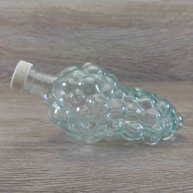 VINTAGE 1970s pair Glass Grape Clusters Decanters GREEN & CLEAR in Arts & Collectibles in City of Toronto - Image 10