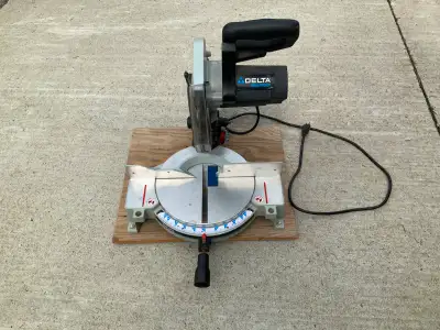 Delta Shopmaster mitre saw. Good condition. Very accurate. Cash only. Please note location. Prince E...