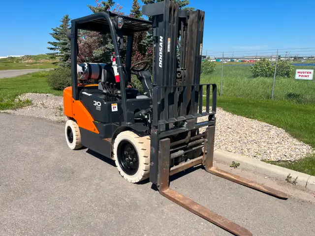 6000 lb Doosan G30-7 Used LPG Warehouse Gas Propane Forklift in Other in Saskatoon - Image 4