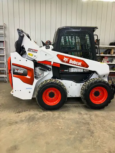 2025 bobcat skidsteer Brand new machine. Only 7.8 hrs on it. Deluxe model. All the bells and whistle...