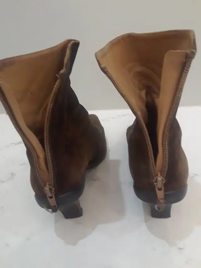 Elegant suede boots size 8.563347539382017121