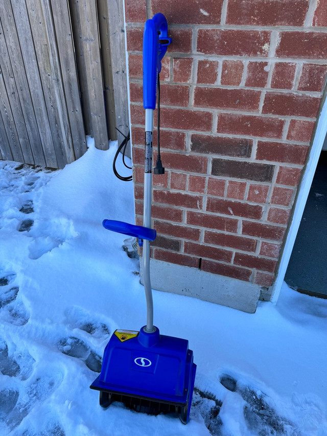 Snow Joe 10A Electric Shovel in Snowblowers in Markham / York Region