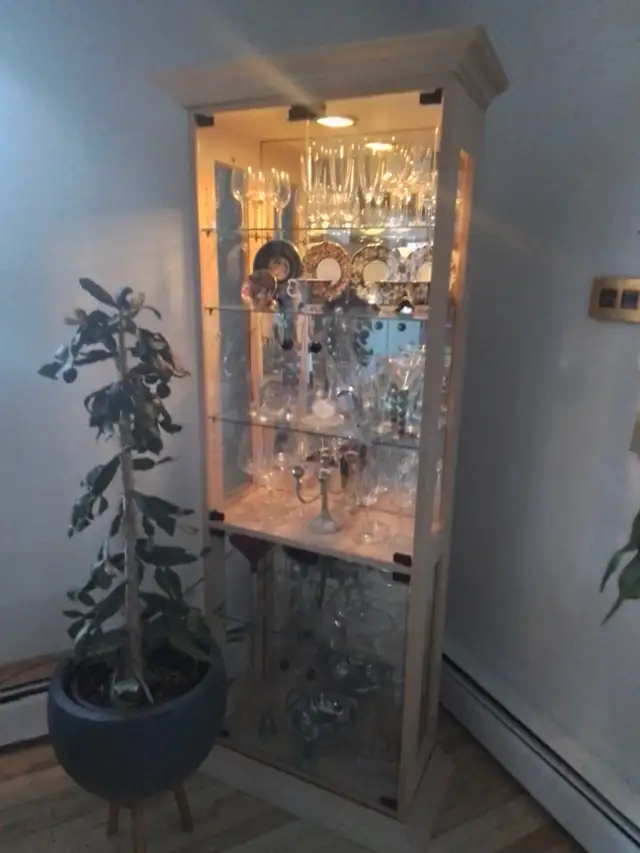 Armoire d'appoint vitrée in Dressers & Wardrobes in Sherbrooke - Image 2