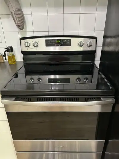 Cuisinière électrique Amana YAER6303MFS, en excellent état. FICHE TECHNIQUE : https://www.canadianap...