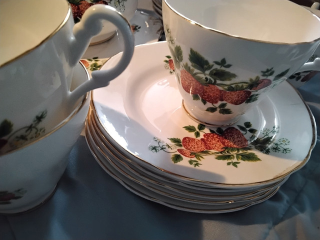 Beautiful Vintage Royal Ascot "Strawberry Pattern" Tea Time  Set in Arts & Collectibles in Oakville / Halton Region - Image 4