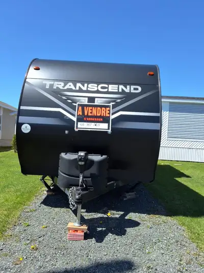 Roulotte TRANCEND explore 245RL , 30pi 8po , 7695 lbs ,2 portes, fournaise 35000 BTU ,frigo électriq...